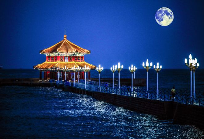 3《月色下的美丽栈桥》摄影者：王冲--电话05347266063